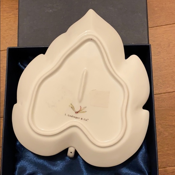 Vintage 8" Handled Leaf Dish - Picture 3 of 6